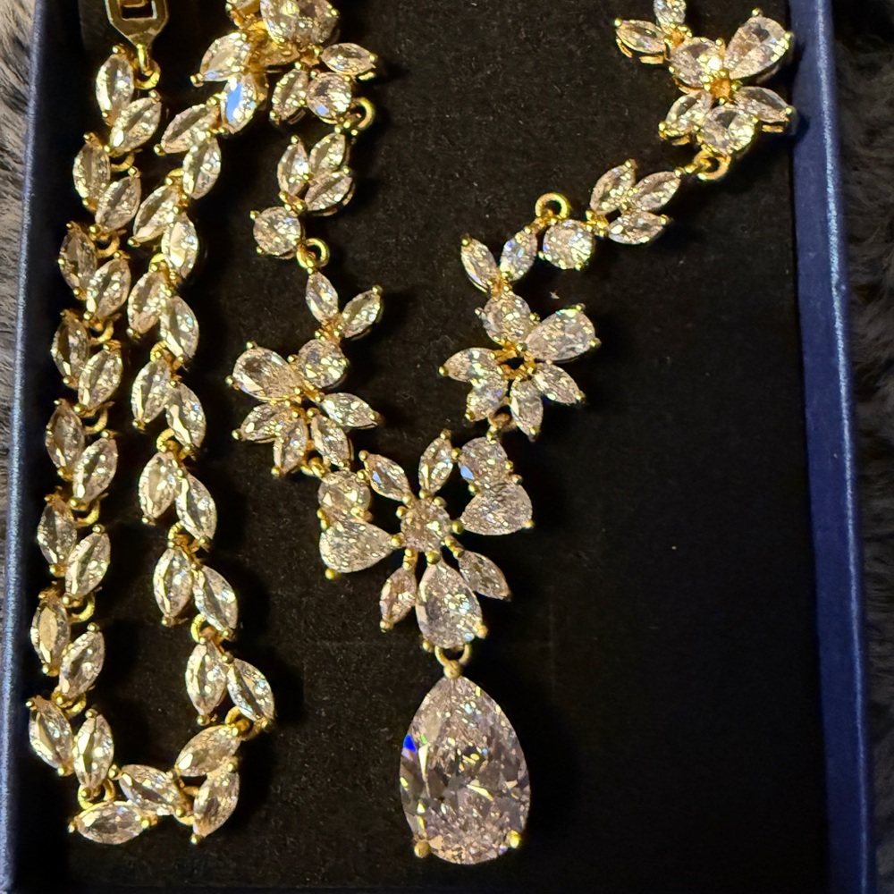New Gold and sparkling Necklace and Bracelet Set